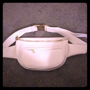 Color whit fanny pack